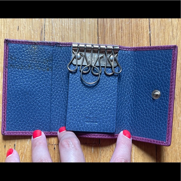 Gucci Textured Leather Key Holder - Picture 2 of 12